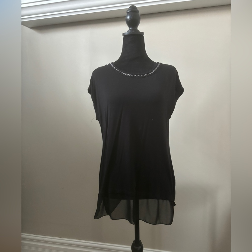 Women’s shirt with chain detail and sheer hem line.